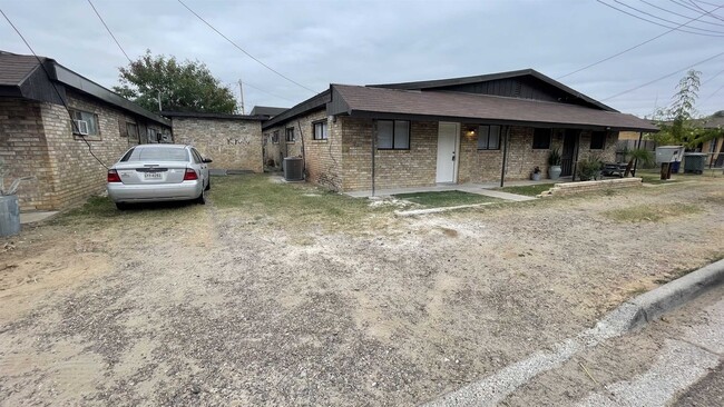 4107 Cedar Ave in Laredo, TX - Building Photo - Building Photo