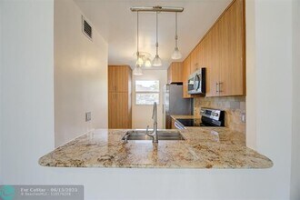 113 Royal Pk Dr in Oakland Park, FL - Building Photo - Building Photo