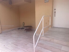 381 W Park Dr in Miami, FL - Building Photo - Building Photo