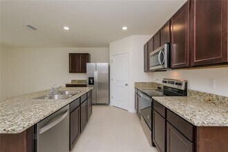 1707 Johnson Pointe Dr in Plant City, FL - Building Photo - Building Photo