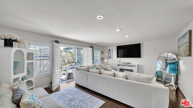 22736 Cavalier St in Los Angeles, CA - Building Photo - Building Photo