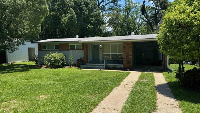 1677 Mayhew St in Tallahassee, FL - Foto de edificio - Building Photo