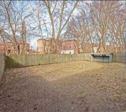 3227 7th Ave, Unit Apartment 1 (First Floor) in Troy, NY - Foto de edificio - Building Photo