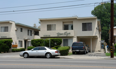 15955 Vanowen St in Van Nuys, CA - Building Photo - Building Photo