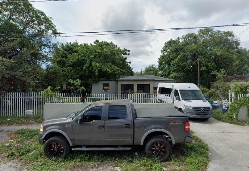 2126 NW 92nd St in Miami, FL - Building Photo