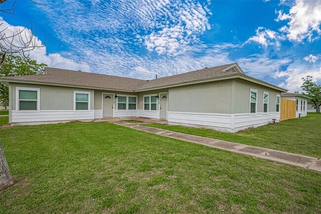 1748 Lynn Ln in Freeport, TX - Foto de edificio - Building Photo
