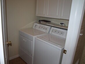 686 S Rosehall Ln in Round Lake, IL - Foto de edificio - Building Photo