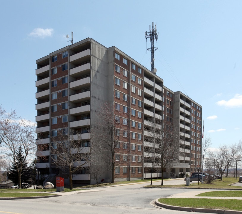 40 William Roe Blvd in Newmarket, ON - Building Photo