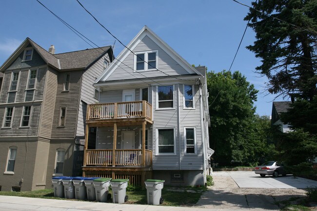 1726 N Pulaski St in Milwaukee, WI - Building Photo - Building Photo