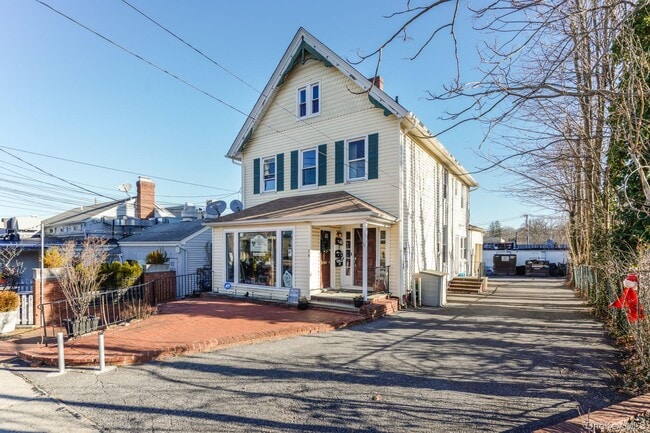 58 New St in Huntington, NY - Building Photo - Building Photo