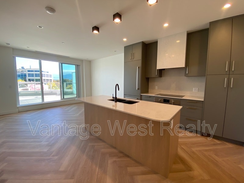 3340-3340 Lakeshore Rd in Kelowna, BC - Building Photo
