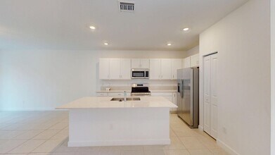 4643 Hollister Ave in Greenacres, FL - Foto de edificio - Building Photo