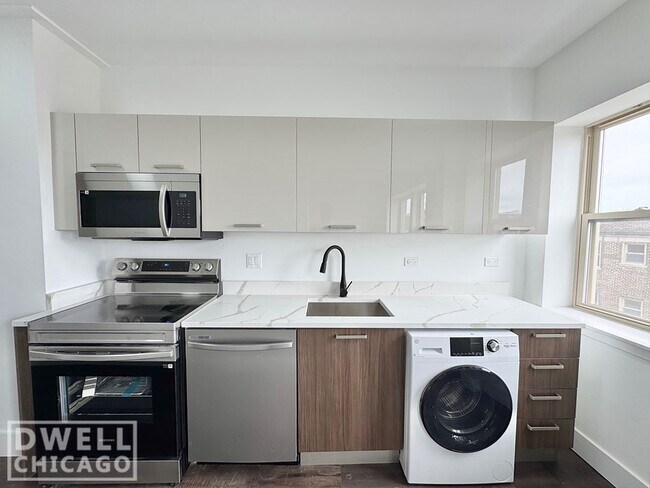 1553 W Hollywood Ave, Unit 2 in Chicago, IL - Building Photo - Building Photo