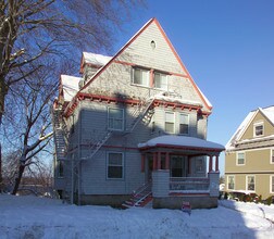 406 June St in Fall River, MA - Foto de edificio - Building Photo
