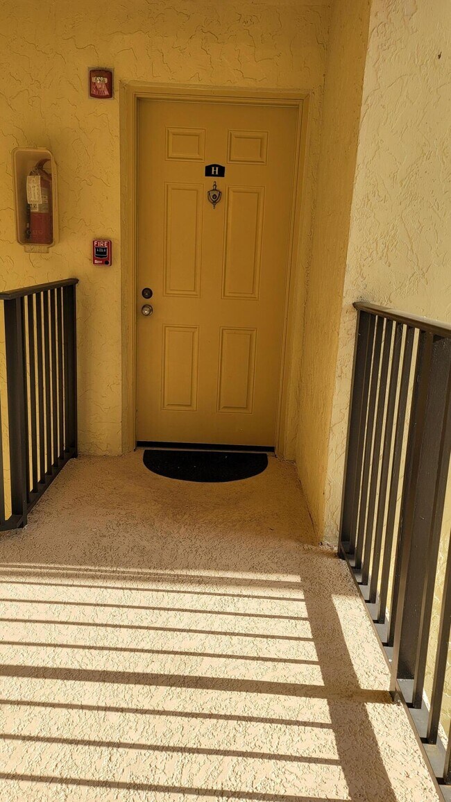 1542 Lake Crystal Dr-Unit -H in West Palm Beach, FL - Foto de edificio - Building Photo