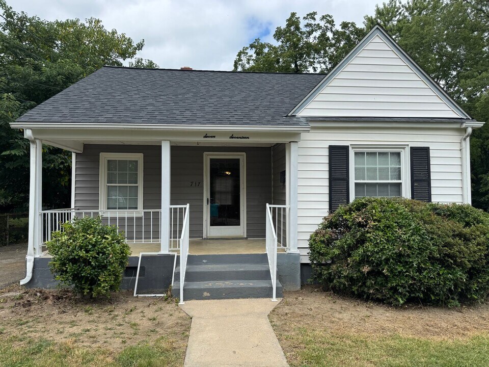 717 Queen Ave NW in Roanoke, VA - Building Photo