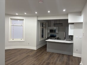 52 Charlton Ave W in Hamilton, ON - Building Photo - Building Photo