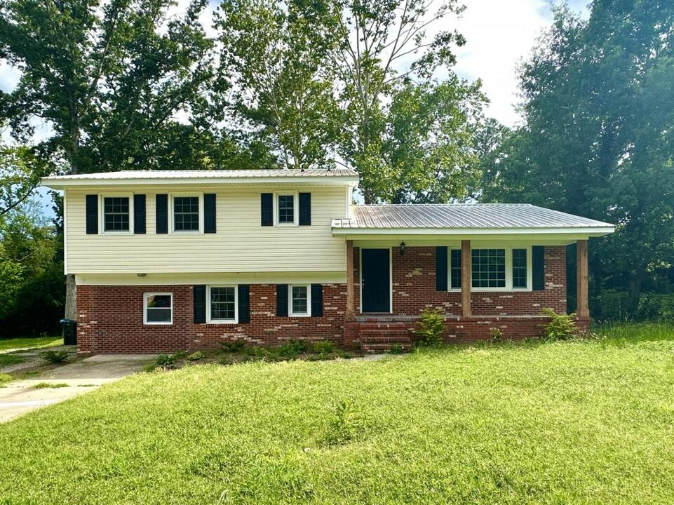 504 Glen Canyon Dr in Fayetteville, NC - Building Photo