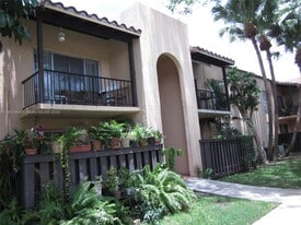 10810 N Kendall Dr in Miami, FL - Building Photo
