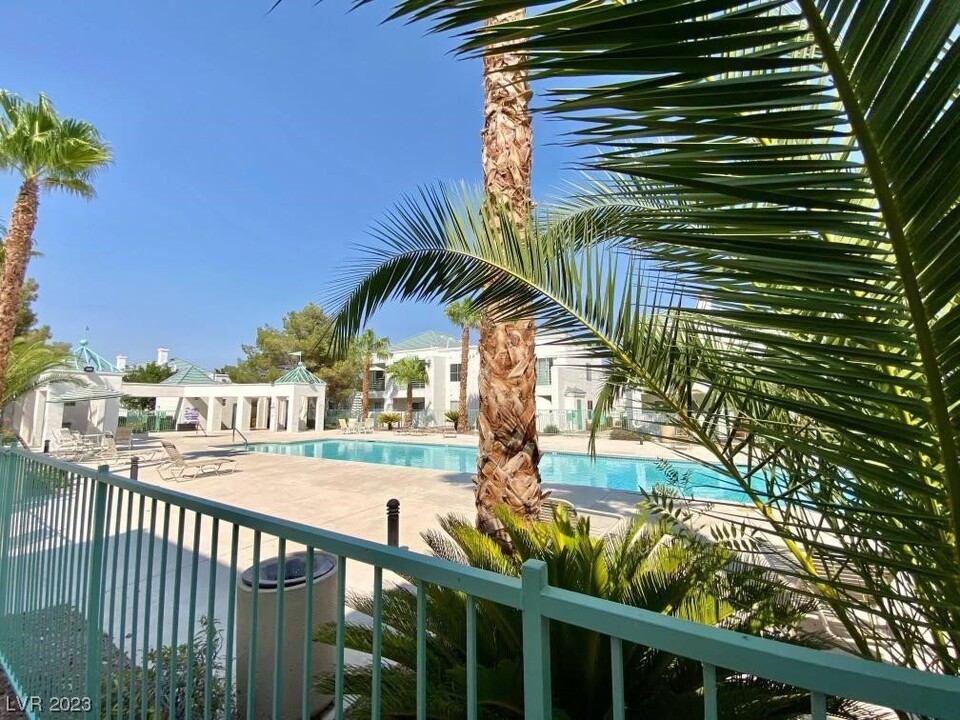 7100 W Pirates Cove Rd-Unit -1051 in Las Vegas, NV - Building Photo