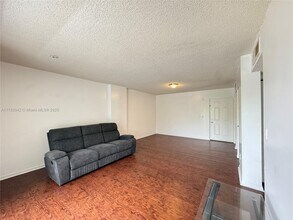 8260 SW 210th St in Cutler Bay, FL - Building Photo - Building Photo