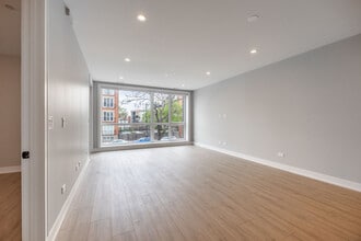 2354 W Polk St, Unit 301 in Chicago, IL - Building Photo - Building Photo