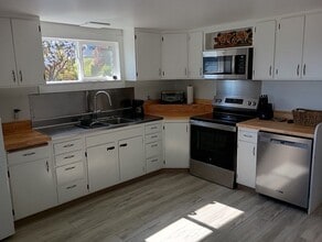 93712 Mallard Ln in North Bend, OR - Building Photo - Building Photo