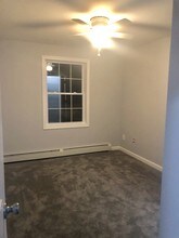 19 Brenden St, Unit B in Westerly, RI - Foto de edificio - Building Photo