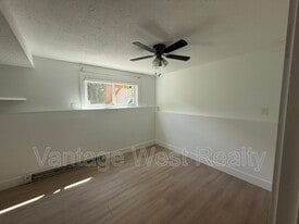 907 Sutherland Ave in Kelowna, BC - Building Photo