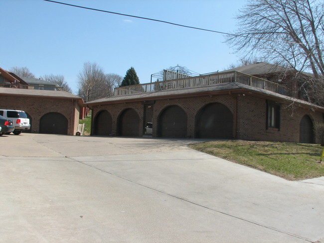 Madison Court Apartments in Omaha, NE - Building Photo - Building Photo