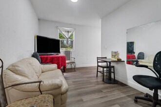 4180 Sabal Ln in Ft. Myers, FL - Foto de edificio - Building Photo