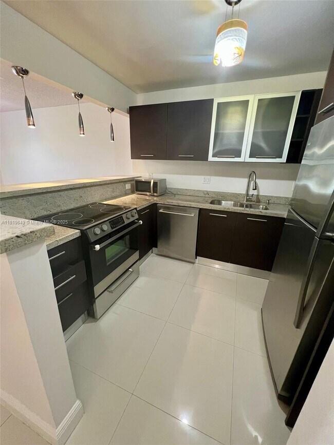 200 Leslie Dr in Hallandale Beach, FL - Building Photo - Building Photo