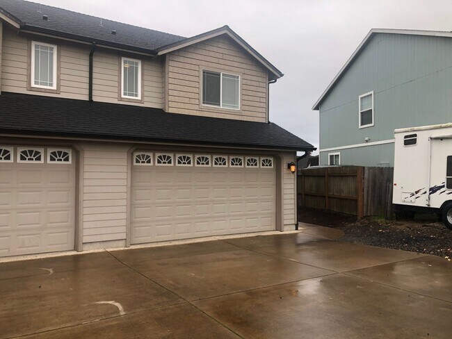 857 S 8th St in Harrisburg, OR - Building Photo - Building Photo