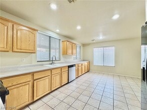 8632 Shady Pines Dr in Las Vegas, NV - Building Photo - Building Photo