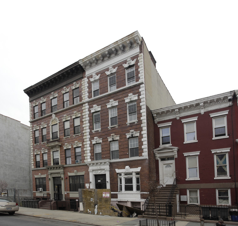 241 Bainbridge St in Brooklyn, NY - Building Photo