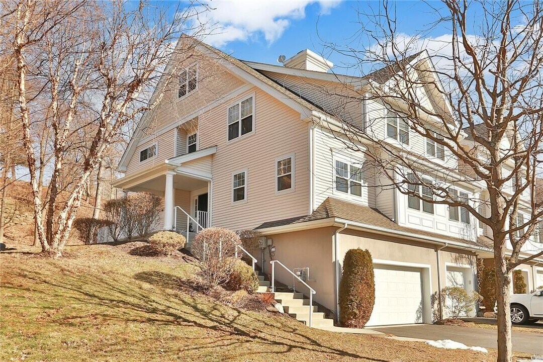 86 Hillcrest Ln in Peekskill, NY - Building Photo