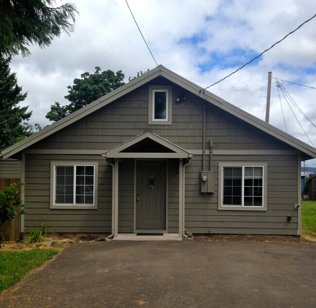 44 N 3rd St Rentals in Creswell, OR