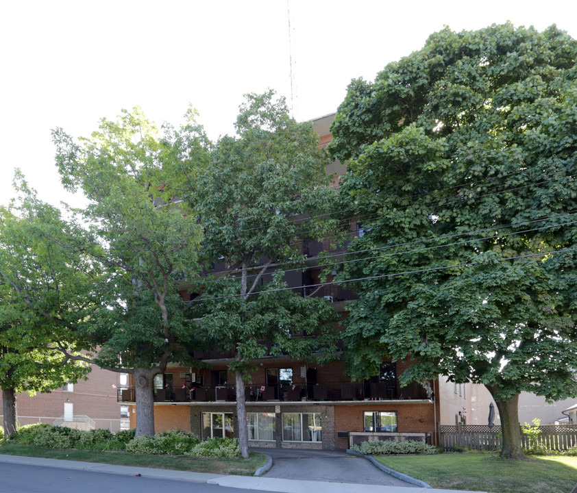 Alpine Manor in Hamilton, ON - Building Photo