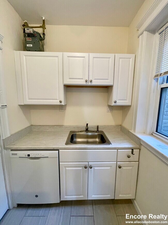 1637 Commonwealth Ave, Unit 2 in Boston, MA - Building Photo - Building Photo