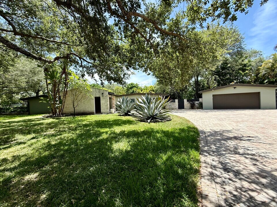 7801 SW 128th St in Pinecrest, FL - Building Photo