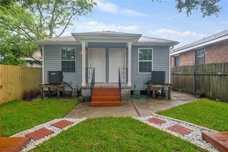 2113 Pauger St in New Orleans, LA - Foto de edificio - Building Photo