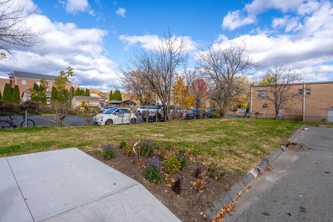 237 Main St, Unit 2nd Floor A in Hackettstown, NJ - Foto de edificio - Building Photo