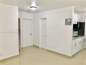 309 Phippen Waiters Rd-Unit -3 in Dania Beach, FL - Building Photo - Building Photo