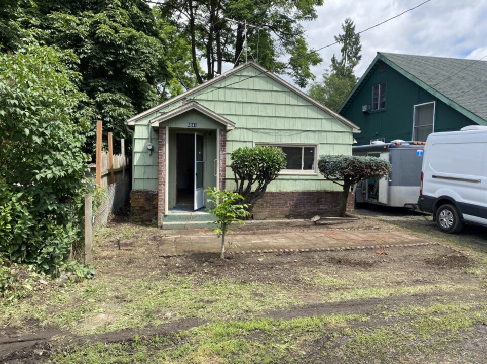 6841 SE Brehaut St in Milwaukie, OR - Building Photo
