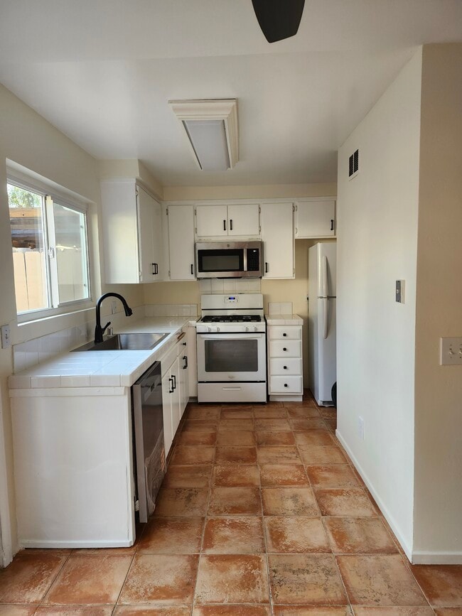 3614 Seacrest Way in Oceanside, CA - Foto de edificio - Building Photo