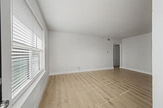 8095 Meadow Rd in Dallas, TX - Building Photo - Building Photo