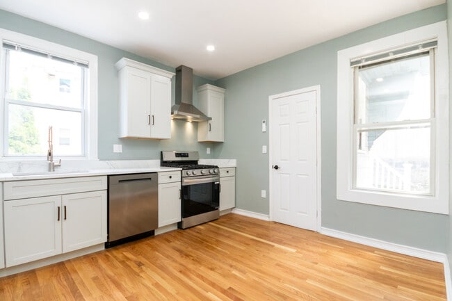 172 Eliot St, Unit 1 in Milton, MA - Building Photo - Building Photo