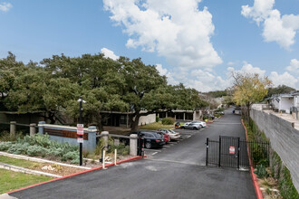 Travis Oaks Condominiums in Austin, TX - Building Photo - Building Photo