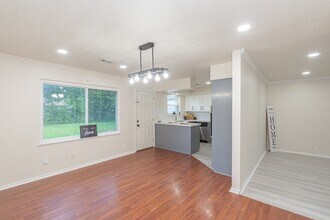 5834 Overdale St in Houston, TX - Foto de edificio - Building Photo