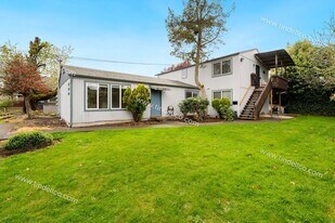 9137 N Adriatic Ave in Portland, OR - Building Photo